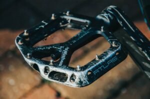 how to change pedals on a mountain bike